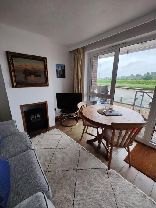 Stunning 1 Bedroom Apartment Over Looking River 拉伊 外观 照片